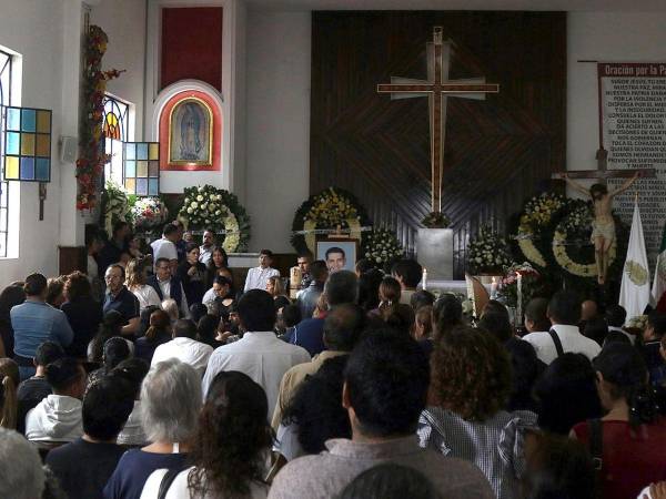 Familiares, acompañados de políticos, llevaron a cabo el funeral de Alejandro Arcos Catalán, alcalde de Chilpancingo, Guerrero, que fue asesinado el domingo, en medio de la exigencia de justicia por el crimen.