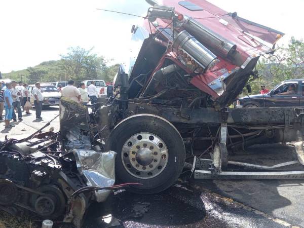 Las dos rastras sufrieron fuertes daños y dejaron un fuerte congestionamiento vial en la zona.