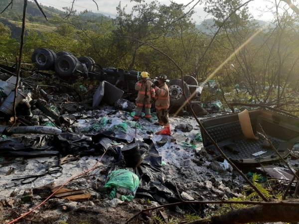 Los vehículos de carga pasada quedaron completamente destruidos a raíz de la brutal colisión.