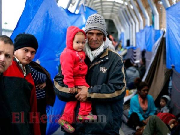 Esta foto del viernes 15 de marzo del 2019 muestra a familias a la espera de poder pedir asilo a Estados Unidos, en el puente que conecta a Reynosa, México, con Hidalgo, Texas. Foto: AP.