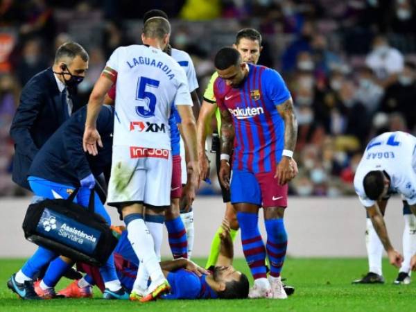 El atacante argentino fue sustituido a los 41 minutos. Recibió atención de parte del cuerpo médico en la cancha tras señalarse la parte alta del pecho y la garganta.