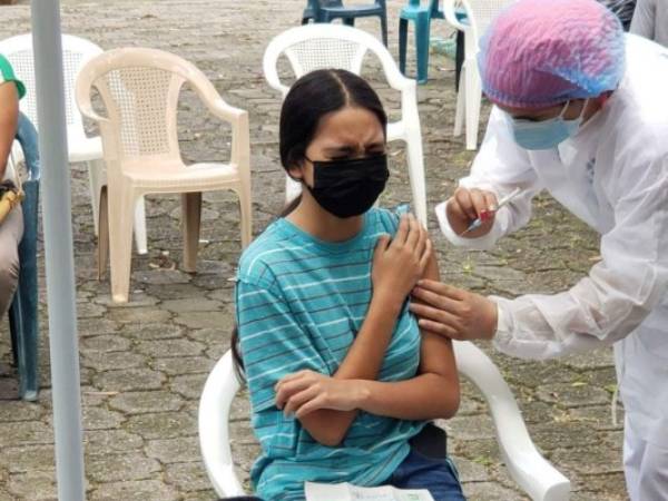 Las autoridades de Salud esperan que durante este fin de semana la población acuda a los diferentes puntos de vacunación. Foto: @Fonac_ en Twitter