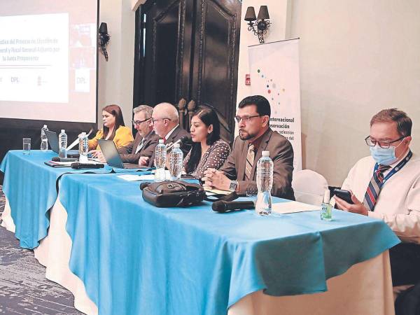 En el foro “Elección de altos fiscales en Honduras: los desafíos para la etapa del Congreso Nacional” participó la sociedad civil junto con miembros de la MIO-Honduras.