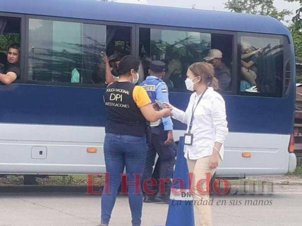 La fiscal Karen Almendares junto a personal de la DPI y Policía Nacional en un operativo realizado el día que fue asesinada.