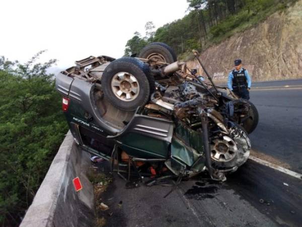 El automóvil en el que conducían los fallecidos quedó destruido tras el aparatoso choque y estuvo a punto de salirse de la carretera. Foto:EL HERALDO