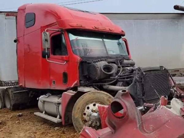 En la mañana de hoy, 16 de diciembre- un accidente vial en la entrada principal de la colonia Costa Rica en Omoa, Cortés, zona norte de Honduras casi se convierte en tragedia tras la colisión entre una rastra y un autobús.