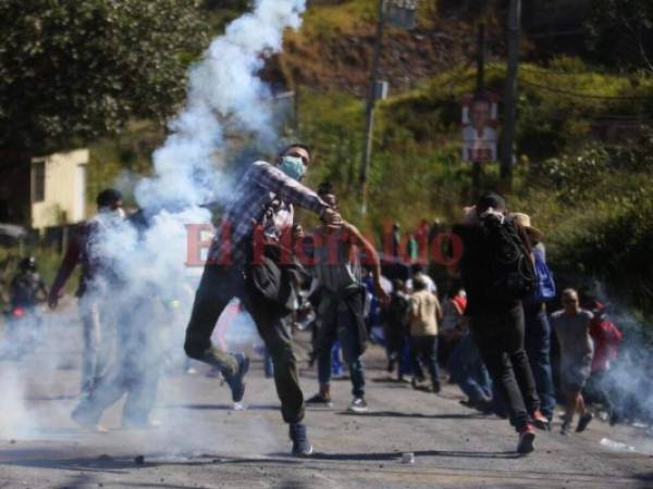 Los manifestantes se enfrentaron a las autoridades policiales con piedras en la salida al sur de la capital. Fotos Emilio Flores/EL HERALDO