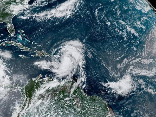 El huracán Ernesto es el tercer huracán de una temporada en el Atlántico, que podría ser una de las más activas en décadas.