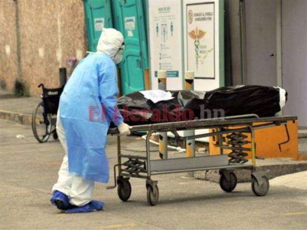 Una fotografía de archivo muestra el traslado del cadáver de un fallecido por covid-19 en el Hospital Escuela.