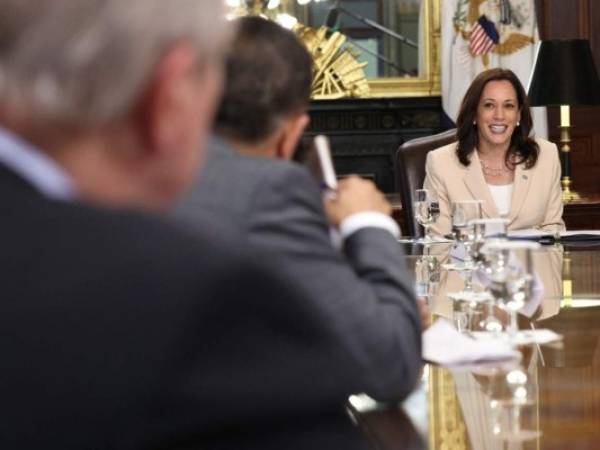 Harris recordó que una nueva versión del DREAM Act, la 'Ley del Sueño y la Promesa Estadounidense de 2021', ya fue aprobada por la Cámara de Representantes. 'Hacemos un llamado al Senado para que haga lo mismo', dijo. Foto: AFP