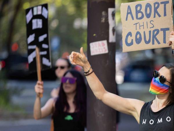 “Guerra contra las mujeres, ¿quién sigue?” y “Sin útero, sin opinión”, decían algunos de los carteles desplegados por los manifestantes.