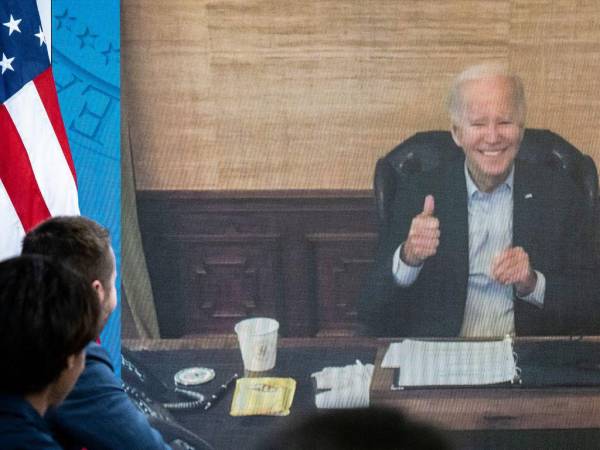 El presidente Joe Biden da el visto bueno mientras reacciona a las preguntas de la prensa sobre cómo se siente, mientras participa virtualmente en una reunión con su equipo económico en el South Court Auditorium del campus de la Casa Blanca el 22 de julio de 2022.