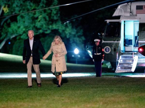 El presidente de EE. UU., Joe Biden, y la primera dama de EE. UU., Jill Biden, caminan por el jardín sur de la Casa Blanca en Washington, DC, el 3 de octubre de 2022.