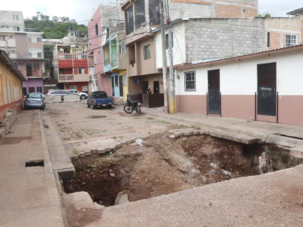 Este enorme socavón está al par de un kínder; autoridades municipales prometen reparación, pero no dan fecha de inicio del trabajo.