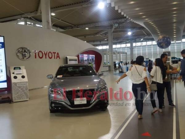 La primera estación dentro del recinto de exposiciones es una selfie frente al rótulo de la Toyota.