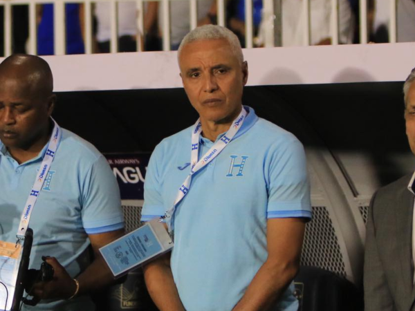 Alexis Mendoza es el número dos de la Selección de Honduras, asistiendo al técnico Reinaldo Rueda junto a Bernardo Redil.