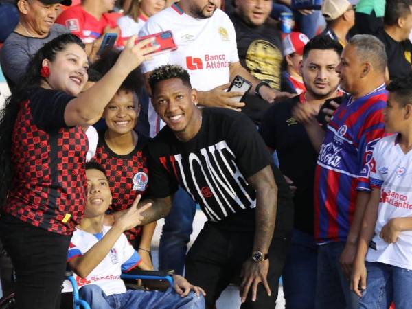 Los aficionados del Olimpia no dudaron en pedirle fotografías al legionario.