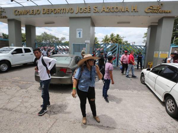 Los militantes del partido oficialista salieron del complejo de la Villa Olímpica, pues varios buses los esperan para que sean trasladados hasta su lugar de origen.