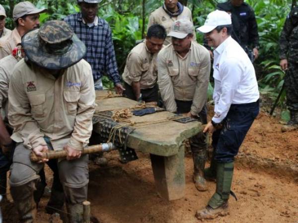 Hernández participó en la extracción de la pieza junto al equipo de arqueólogos.