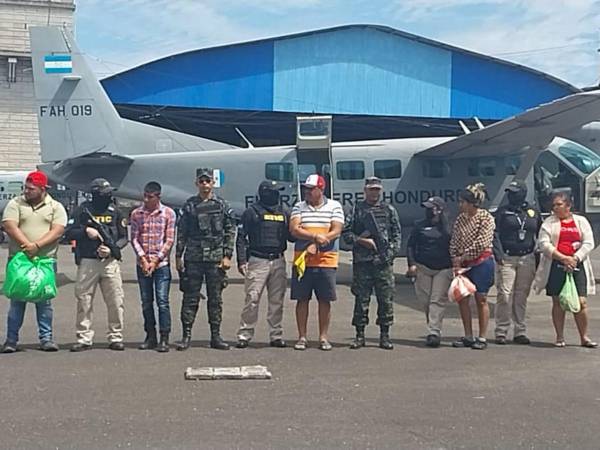 Cinco personas fueron capturadas en posesión de nueve kilos de droga, supuesta cocaína en Tocoa, Colón.