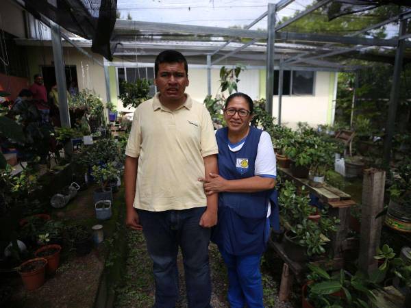 Jeremy Amador junto a su madre Odalia Alvarado en el taller del Medio Ambiente en el Instituto Psicopedagógico Juana Leclerc