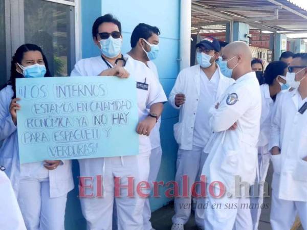 Los médicos internos solicitan un reajuste salarial de 4,300 lempiras, es decir, que el salaro beca quede en un monto de 10,900 lempiras, debido al alto costo de la vida por la inflación anual de un 9.09%