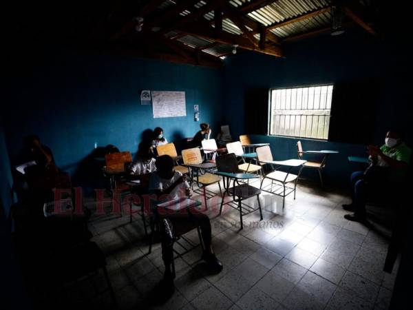 El colegio Xiomara Castro tiene daños en todo el edificio, especialmente en el techo.