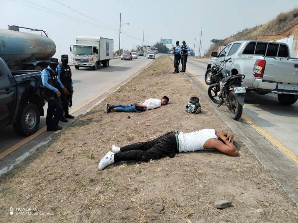 Momento en que ambos detenidos fueron sometidos tras su detención frente a Ciudad del Ángel.