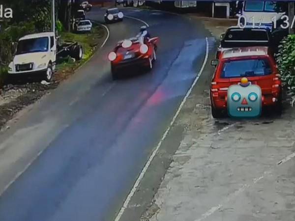 Fuerte embestida de camioneta a motociclista queda registrada en video en Zarabanda