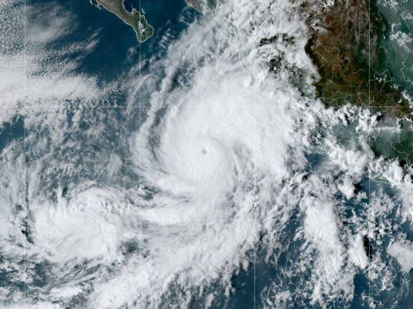 En la trayectoria pronosticada del NHC, “el centro de Orlene debe pasar cerca o sobre Las Islas Marías esta noche (de domingo) o el lunes por la mañana.