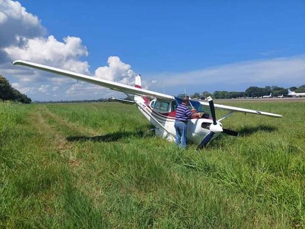 Tras el accidente la aeronave quedó en cercanías de un campo de piña aledaño a la pista.