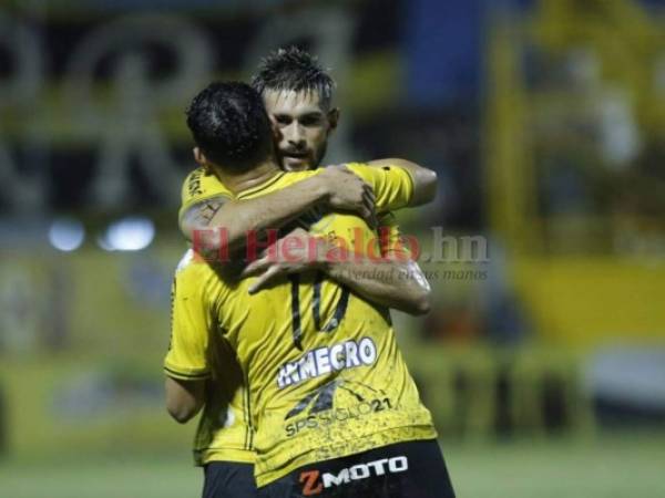 Jhow Benavídez junto a Delis Vargas celebran una de las anotaciones de la noche. Foto: EL HERALDO.