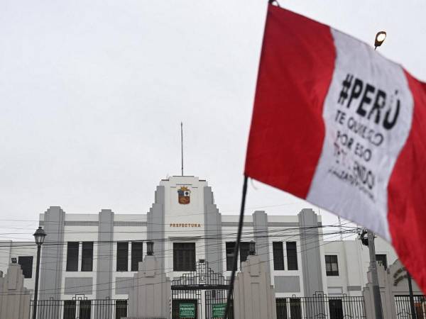 El Congreso de Perú destituyó al mandatario luego de que este intentó disolver al Parlamento.