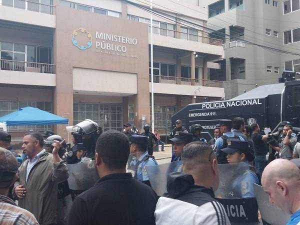 Los elementos de la Policía Nacional tuvieron que intervenir en el enfrentamiento y evitar que personas salgan heridas.