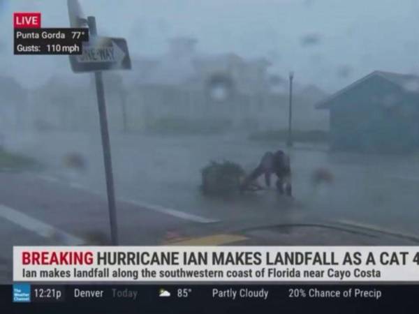 El reportero puso en riesgo su vida al informar sobre el impacto del fenómeno tropical.