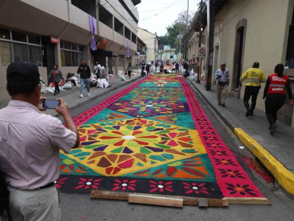 Desde el Jueves Santo decenas de voluntarios trabajan en las alfombras para el Santo Vía Crucis.