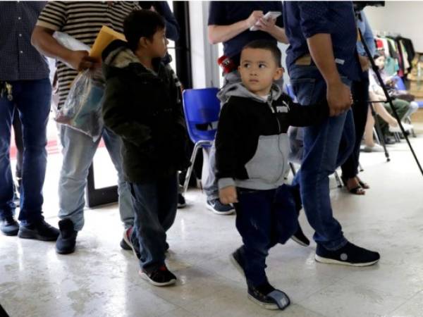 Menores de edad detenidos junto a sus padres en la frontera de Estados Unidos. Foto: Agencia AP