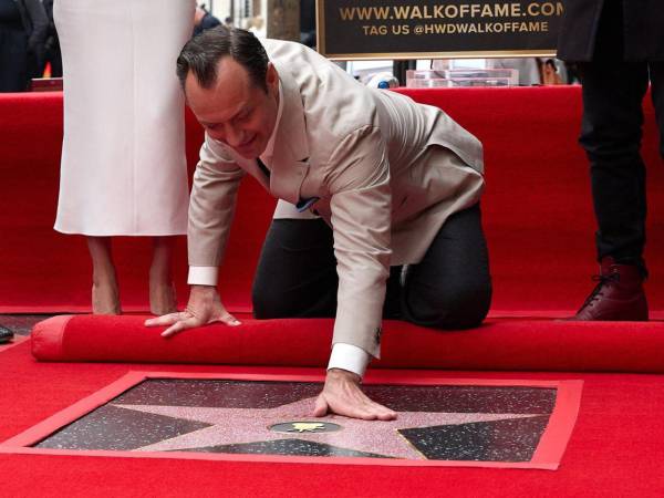 Law, conocido por interpretar al doctor Watson en ‘Sherlock Holmes’ (2009), recibió la estrella número 2.798, situada junto a la simbólica sala de cine El Capitán y enfrente del mítico teatro Chino de Hollywood.