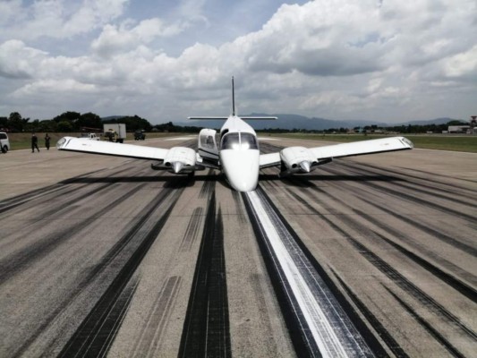 La avioneta aterrizó en la pista número cuatro del aeropuerto Ramón Villeda Morales.