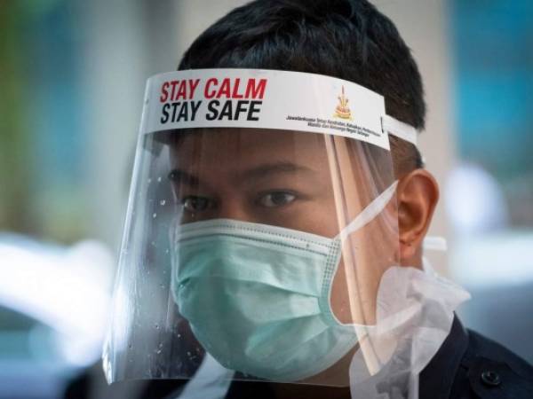 Un trabajador de la salud recoge muestras para pruebas de coronavirus en las afueras de Kuala Lumpur en Malasia el 22 de octubre del 2020.