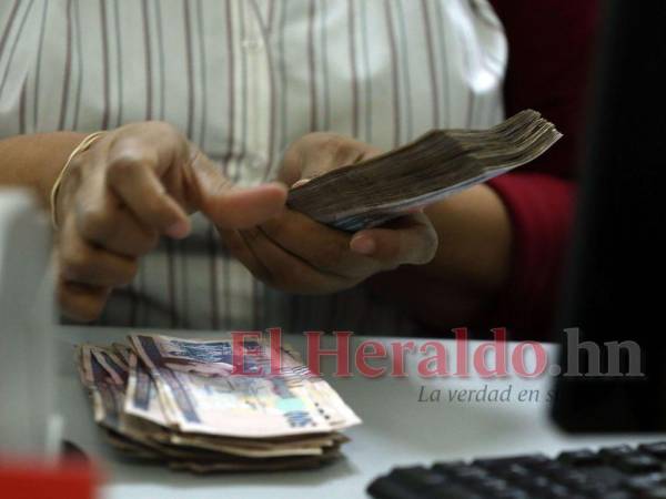 Las personas y empresas están recibiendo menos intereses por sus ahorros en el sistema financiero.