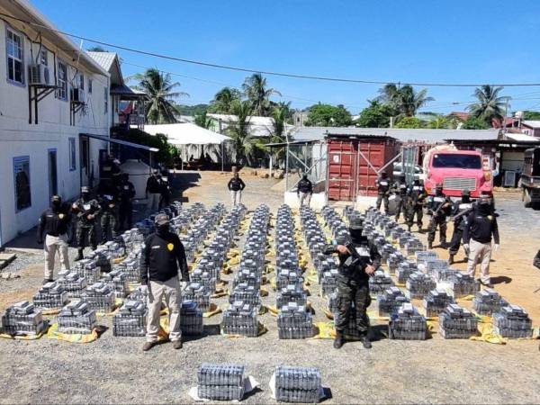 El cargamento de cocaína decomisado en Roatán y los detenidos fueron trasladados vía aérea a Tegucigalpa.