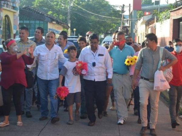 Los habitantes de Choluteca recorrieron las calles del municipio sosteniendo flores en honor a las víctimas.