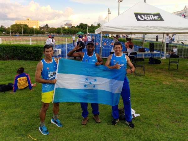 Francisco Flores, Leonel Flores y Arlees Norales fueron nuestros abanderados .