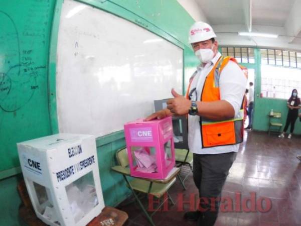 Larios Bones llegó respaldado por el presidenciable Yani Rosenthal, luego de asistir al sufragio de doña Reyna Gonzáles. Foto: Alex Pérez/EL HERALDO.