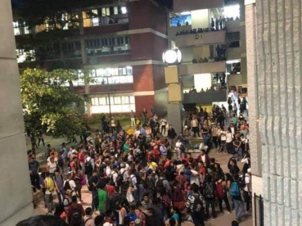 Un grupo de estudiantes se reunió en la Plaza de las Cuatro Culturas de la Universidad Nacional Autónoma de Honduras. Foto: Cortesía.