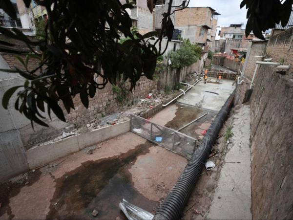 Así luce las paredes y piso que se construyen en el paso del cause de la quebrada La Orejona en el sector Los Jucos del barrio Morazán.