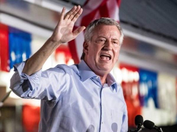 Bill de Blasio se comprometió continuar con su trabajo como alcalde y defender a los trabajadores. Foto: AFP.