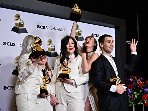 La cantautora estadounidense Taylor Swift, ganadora del Mejor Álbum Vocal Pop y Álbum del Año por “Midnights”, posa con Julien Baker, Phoebe Bridgers y Lucy Dacus del grupo indie estadounidense boygenius sosteniendo los premios Grammy al Mejor Álbum de Música Alternativa por “The Record”.