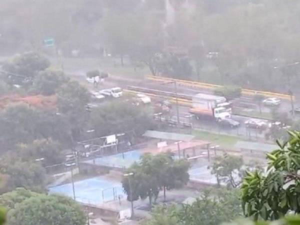 En distintas zonas de la capital las lluvias comenzaron a caer alrededor de la 1 de la tarde.